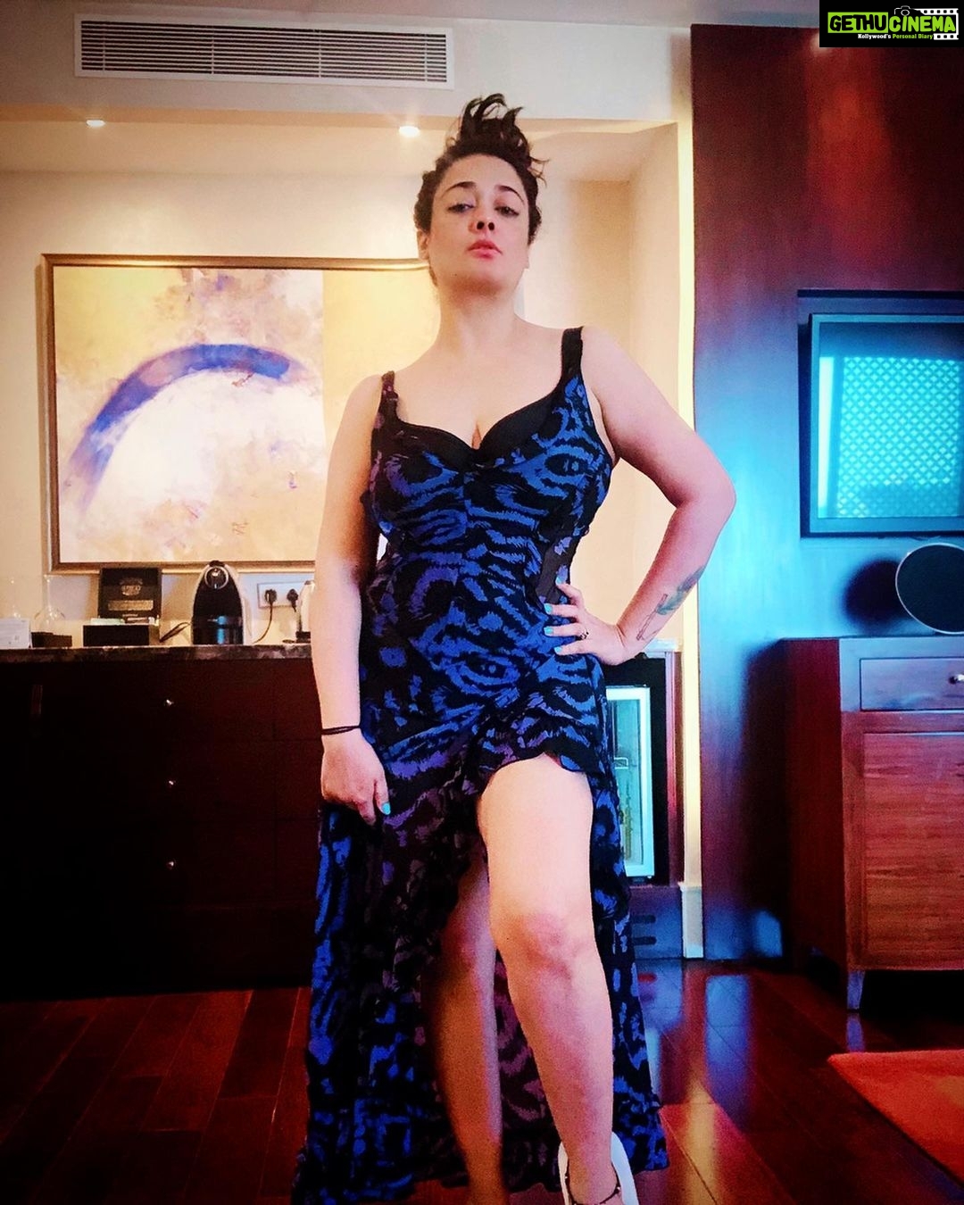Kiran Rathod Instagram - Get up n pose #actorslife #bollywood#pose#midnightclub#kiki