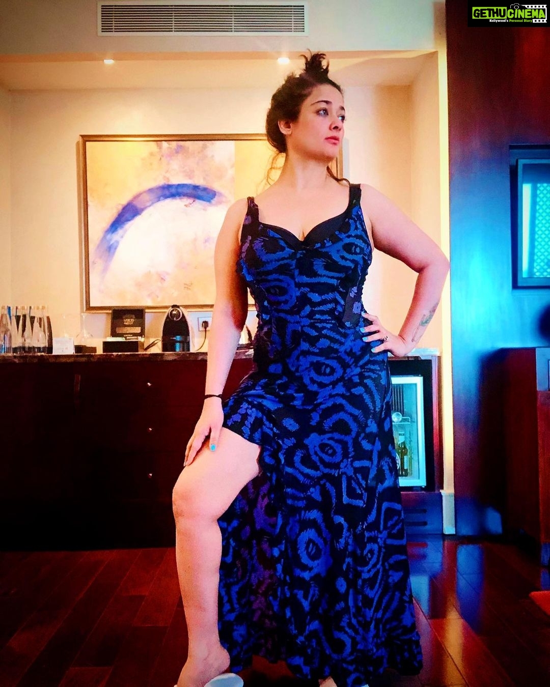Kiran Rathod Instagram - Get up n pose #actorslife #bollywood#pose#midnightclub#kiki