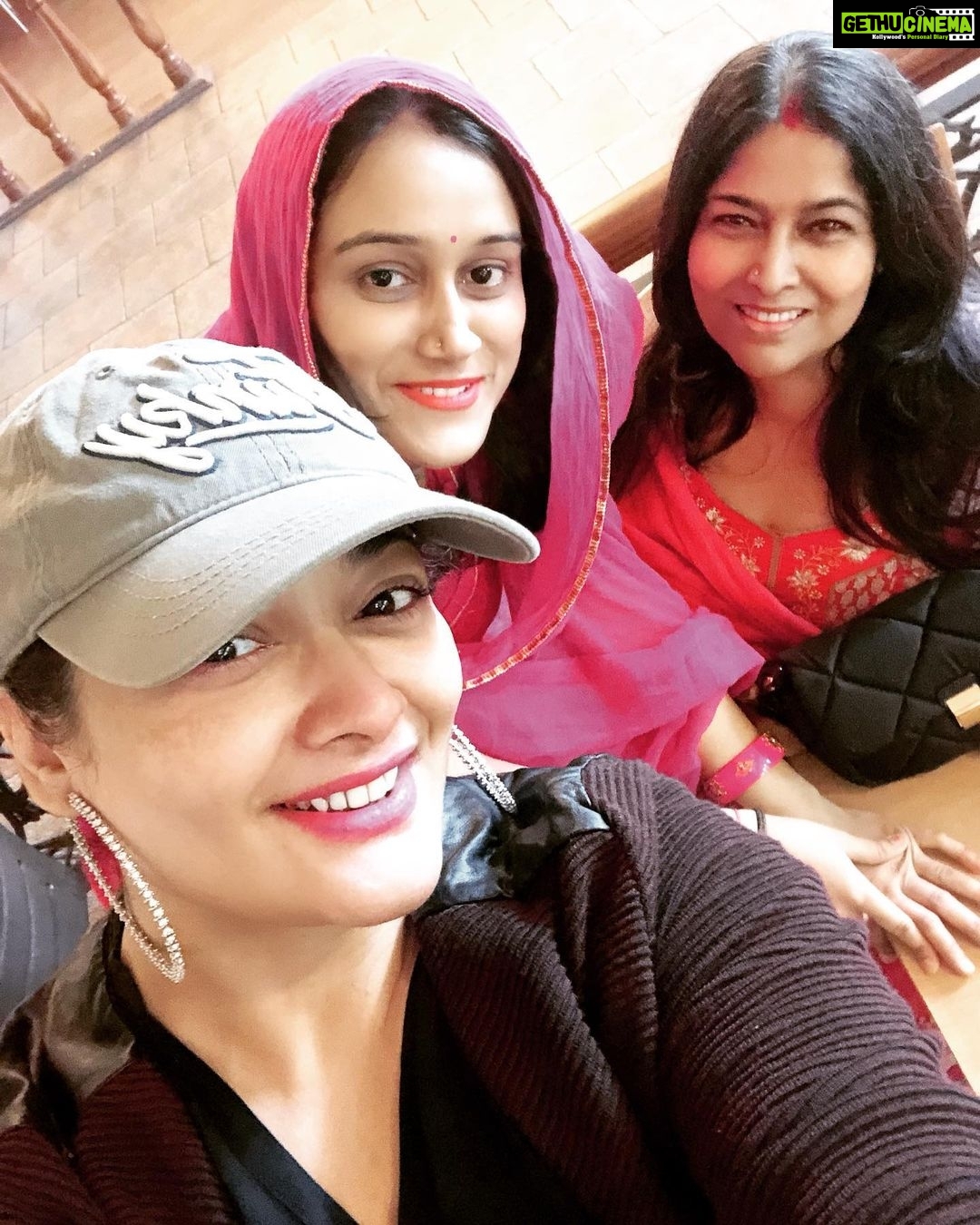 Kiran Rathod Instagram - Happiest birthday mommy darling ... my lifeline my best friend my everything ❤️❤️❤️ I wish u all the happiness which u have prayed for me but not for yourself 💓💓 thank you for standing by me like a rock 🤗🤗 may god keep showering love peace n happiness always like this forever on us 💓❤️❤️❤️❤️🤗 N keep looking beautiful in n out always 😘😘 Jaipur, Rajasthan