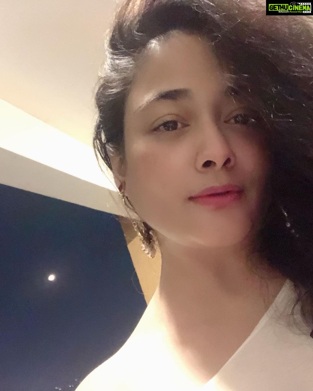 Kiran Rathod Instagram - Picture with our CHAND#bringsluck#karwachauth2019#happykarwachauth TO ALL MY MARRIED FRIENDS ..May be join the gang sooon next year 😜😜#singlegirl #stayblessed#love#peace#harmony#moon#breakthefast#❤️