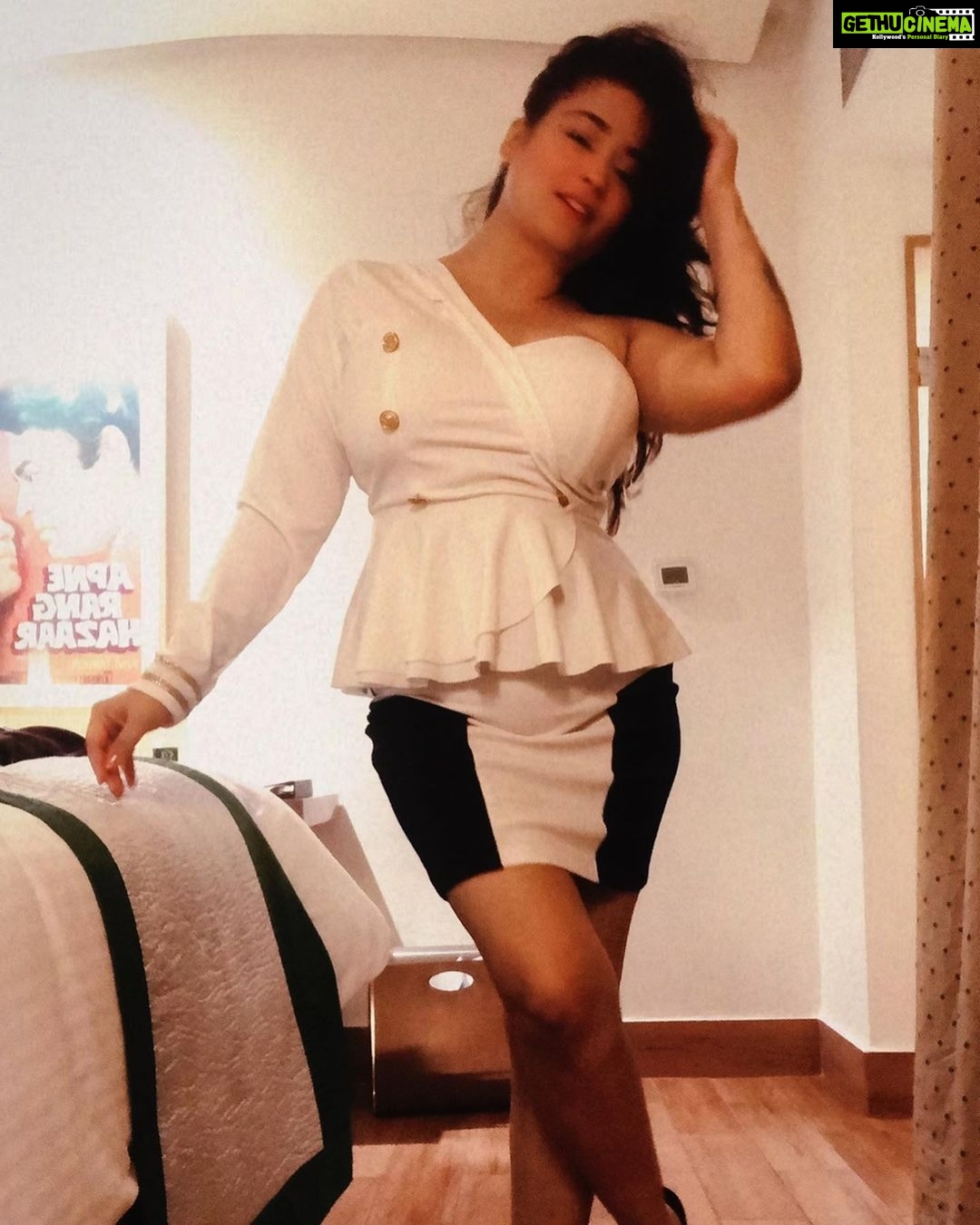 Kiran Rathod Instagram - Calling me cute is niceπ€π€ ..Calling me hot is great ππ.. But calling me yours is all I Want β€οΈ#fridayfeeling#instastyle#instagood#instamood#happy#loveyourself