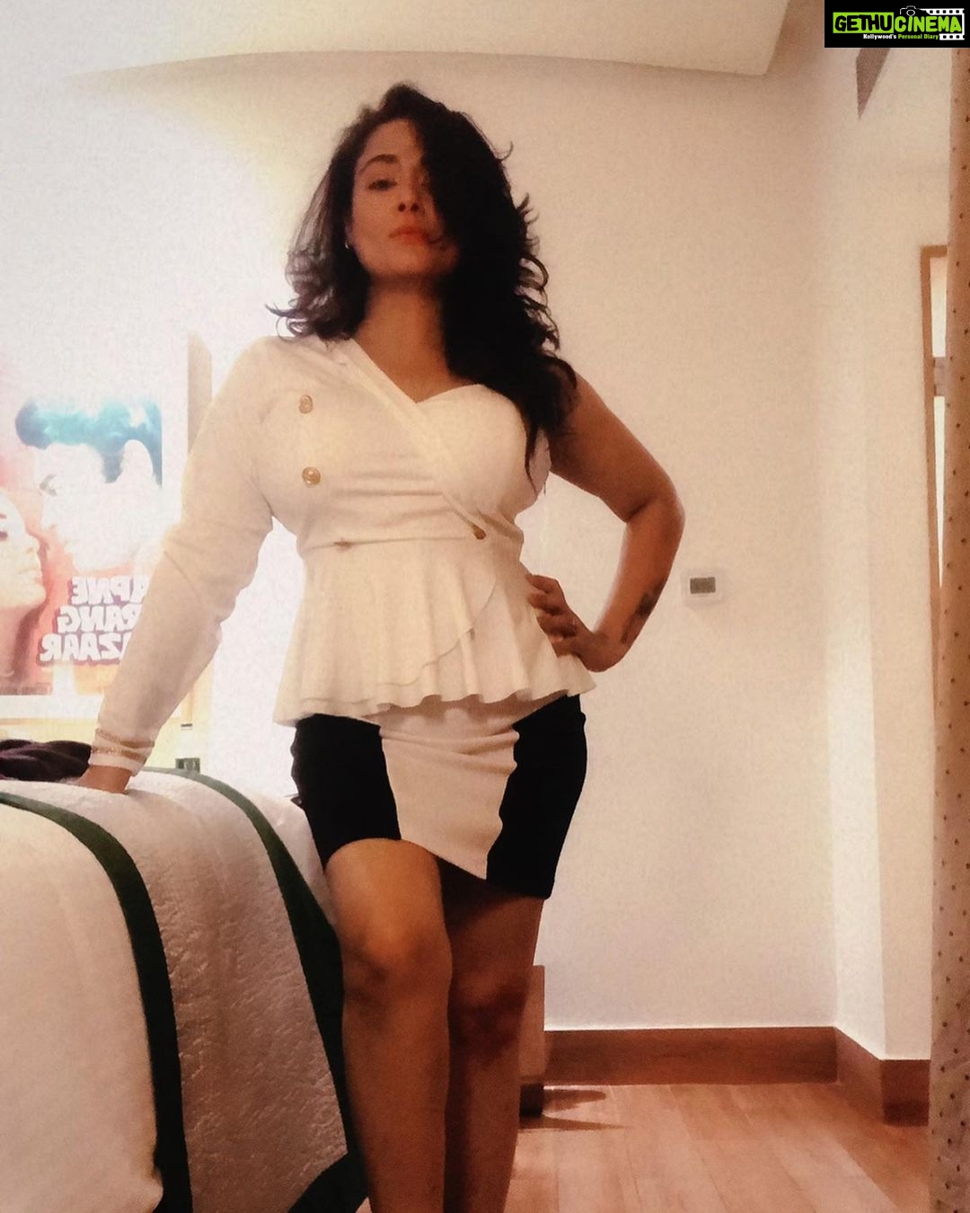 Kiran Rathod Instagram - Calling me cute is niceπ€π€ ..Calling me hot is great ππ.. But calling me yours is all I Want β€οΈ#fridayfeeling#instastyle#instagood#instamood#happy#loveyourself