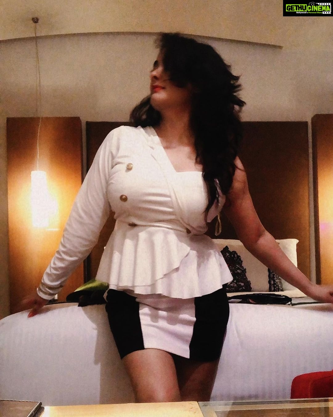 Kiran Rathod Instagram - Calling me cute is niceπ€π€ ..Calling me hot is great ππ.. But calling me yours is all I Want β€οΈ#fridayfeeling#instastyle#instagood#instamood#happy#loveyourself