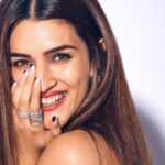 Kriti Sanon Instagram – Just a happy Me! 💁🏻‍♀️💖