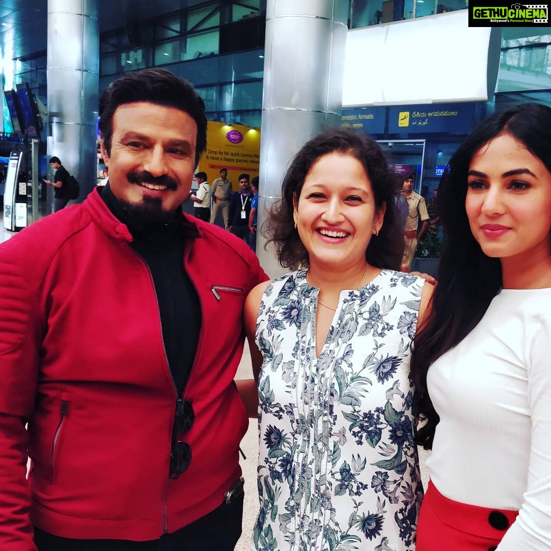Laila Mehdin Instagram - So lovely to meet Telugu Cinema's original Iron Man! Balakrishna Garu! Such lovely memories of our movie together! Hyderabad,telangana state