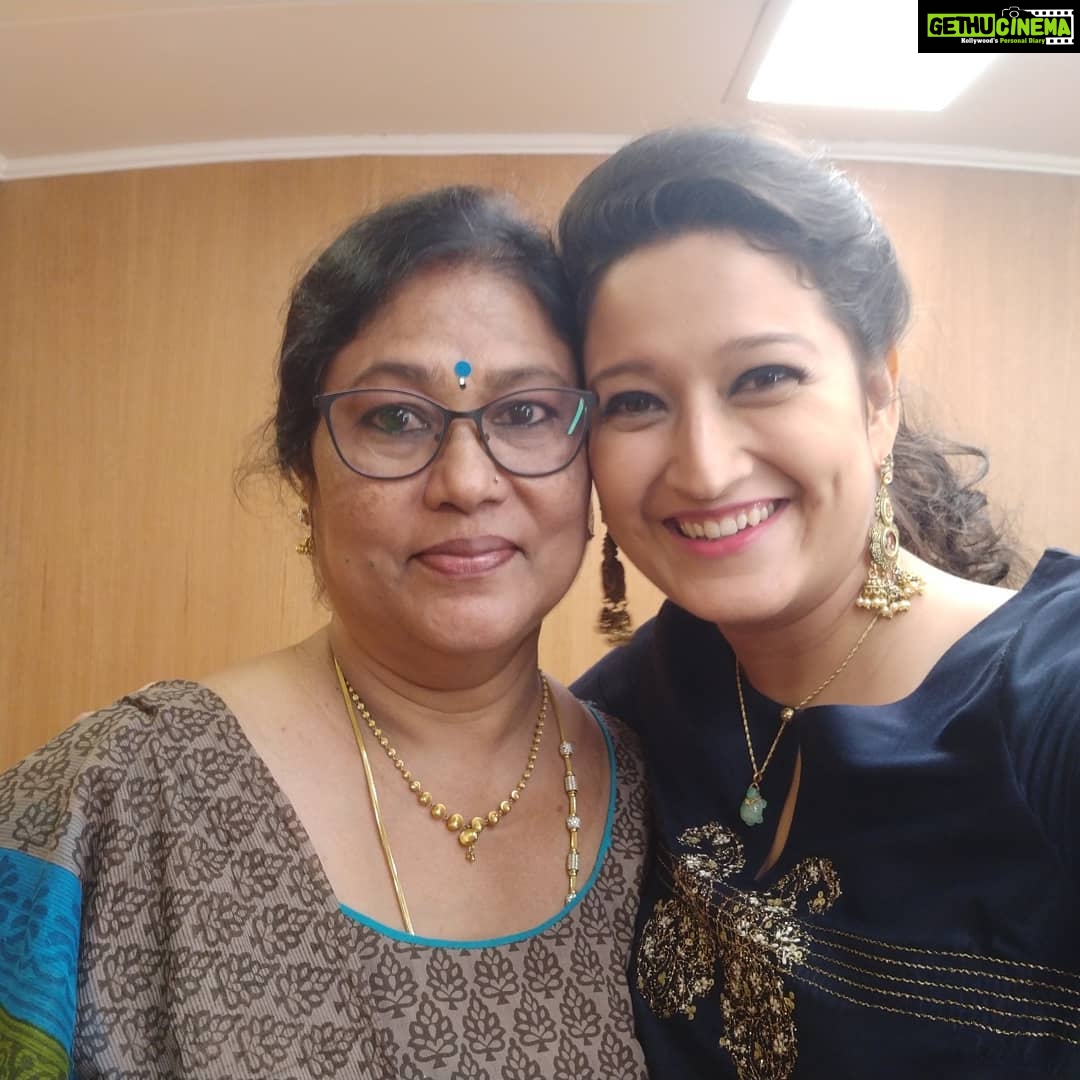 Laila Mehdin Instagram - My dear hairdresser Geeta. Who call tell me in which movie she has acted with me..... Let me see who can guess in the comments below. #tamilactress #tamilcinema #tamilmovies #teluguactress #telugumovies #kollywood #tollywood #southindian #southindianactress #southindianmovies #cinematrivia #movies
