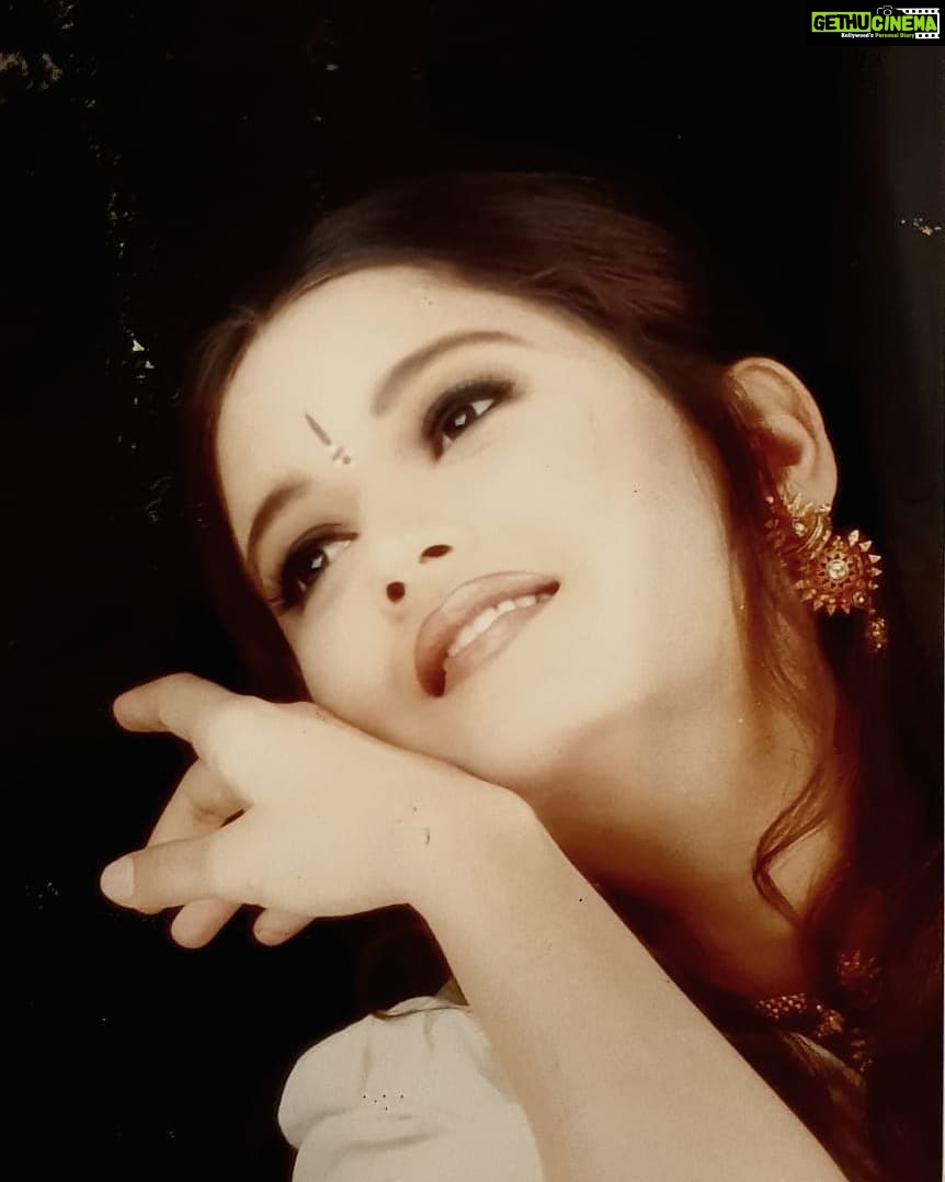 Laila Mehdin Instagram - Throw back time! #tbt . . This was taken when I was starting out by one of the most fantastic #photographers_of_india I've ever worked with: . . @dabbooratnani ❤️ . . Thank you for sending me this, my old friend @claythoughts