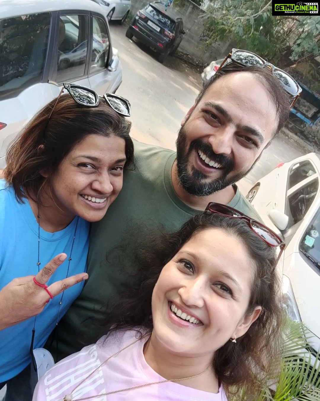 Laila Mehdin Instagram - Always so much fun hanging out with you guys ❤️ Congratulations Bhavesh and Mona on the anniversary of @coffeesince1999 🎂 Yummy food, as always! #happyanniversary #greatcoffee #yummyfood #friendslikefamily #chennai #chennaifoodie #chennaifoodblogger #tamilactors #tamilcinema #lailalaughs Chennai, India