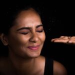 Lakshmi Priyaa Chandramouli Instagram - All that glitters..... 📸 by @dramasawme (One of my fav photographers in town) Make up by @lalitarraj #ActorsLife #Photoshoots #throwback #Glitter #Experiments