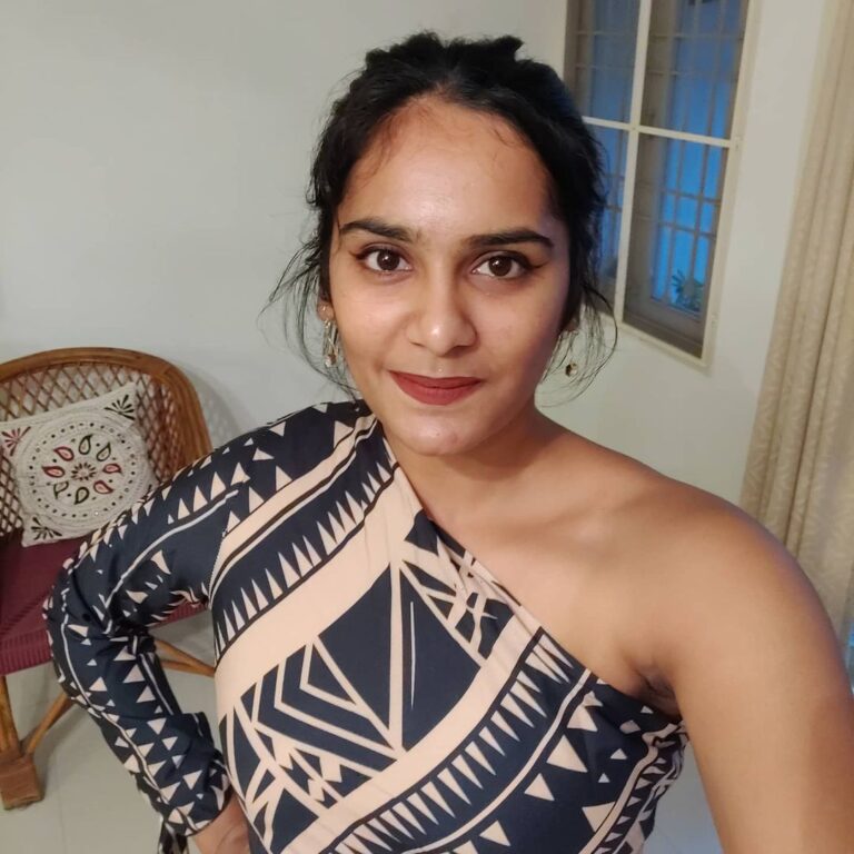 Lakshmi Priyaa Chandramouli Instagram - Summa giving Saturday feels with a throwback selfie 🤷 Take care guys! Really hope all of you are safe and comfortable! Hang in there. This too shall pass ❤️ #Saturdaynightfeels #Selfie #TakeCare #StayHome #StaySafe #ThisTooShallPass #WeAreInThisTogether