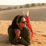 Lakshmi Priyaa Chandramouli Instagram - Throwback to the time when I was chilling with camels, watching the most beautiful sunset and acting like I wasn't feeling cold !! #Throwback #Memories #FunTrip #FriendsLikeFamily #TharDesert #IncredibleIndia #Rajasthan #Traveldiaries #Vacation #TheWorldIsBeautiful