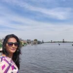 Lakshmi Priyaa Chandramouli Instagram – Just another day in this beautiful world.
📸 by the amaze @aswathimohanan_
#traveldiaries #azhaguaayiramulagammuzhuvathum #Holland #windmills #sunnyday #beautifulday Zaanse Schans – Amsterdam, Holland