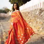 Lakshmi Priyaa Chandramouli Instagram - Summer feels! 📸@koda Costume @studiodaksh #throwback #Thuhil #StudioDaksh #Workingwithbestfriends #summer #soodu #mudiyale #tradition #Pattupodavai #maambazham Thiruvidandai