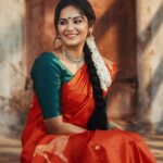 Lakshmi Priyaa Chandramouli Instagram - Me trying to fit into the Madras Margazhi Season kutcheri crowd (with Christmas colours) :P Picture by @jenson_16 For @va_di_vu MUAH @vadivucosmetics #MadrasPonnu #Tamizhponnu #Margazhi #chennaimargazhiseason2018 #Traditional #SouthIndian #Photoshoot #Actorslife #Mallipoo #ChristmasTime #Fusion Chennai, India