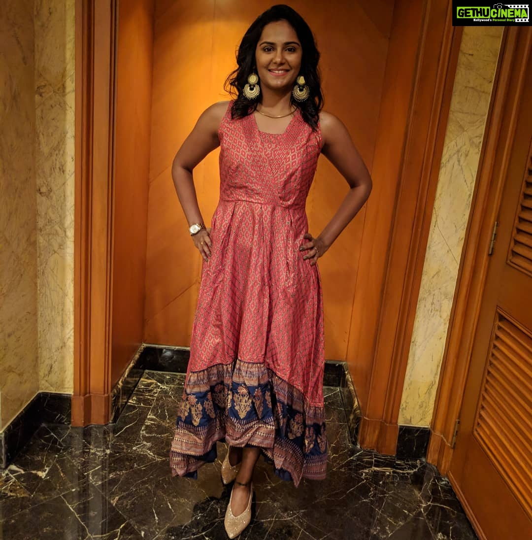 Lakshmi Priyaa Chandramouli Instagram - Throwback to MAMI times and Bathroom photography! #throwbackTuesday #jiomamiwithstar2018 #globaldesi #stylingbyme #makeupbyme #closingceremony #redcarpet #bathroomphotography #actorslife #SivaranjaniyumInnumSilaPengalum #mumbai JW Marriot Juhu Mumai