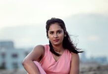 Lakshmi Priyaa Chandramouli Instagram - We all love new beginnings. Don't we? Even if it's as small as the start of a new week? Happy Monday y'all.. just tried to make Monday morning blues sound fancy :P PC: @vjustclick #mondaymotivation #photoshoot #actorslife #kollywood #dressup #captionfail #beach #poser #workweek #october