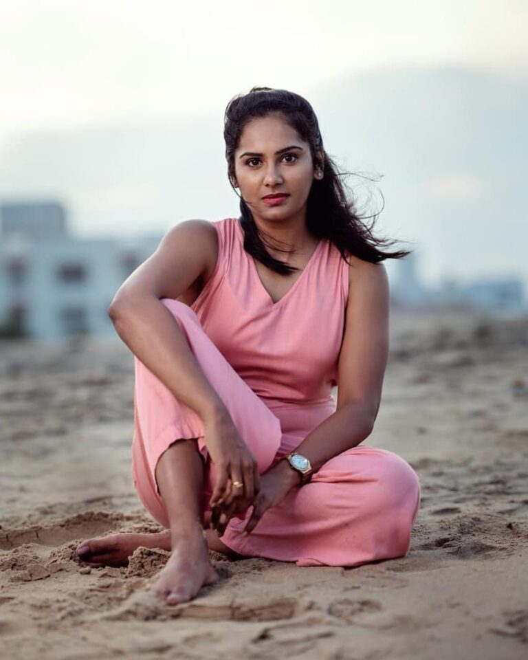 Lakshmi Priyaa Chandramouli Instagram - We all love new beginnings. Don't we? Even if it's as small as the start of a new week? Happy Monday y'all.. just tried to make Monday morning blues sound fancy :P PC: @vjustclick #mondaymotivation #photoshoot #actorslife #kollywood #dressup #captionfail #beach #poser #workweek #october
