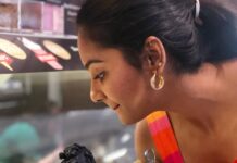 Lakshmi Priyaa Chandramouli Instagram - Find yourself a girl/boy who looks at you the way I look at ice cream! ❤️ #Vacay #IceCream #BlackIceCream #summer #Oslo #EuroTrip #TheEpicTrip #TravelStories #Traveller #Joy #SugarRush #HolidayWeight #Love #Happyness Oslo, Norway