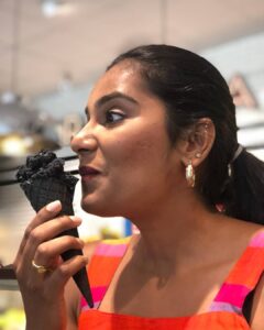 Lakshmi Priyaa Chandramouli Instagram - Find yourself a girl/boy who looks at you the way I look at ice cream! ❤️
#Vacay #IceCream #BlackIceCream #summer #Oslo #EuroTrip #TheEpicTrip #TravelStories #Traveller #Joy #SugarRush #HolidayWeight #Love #Happyness