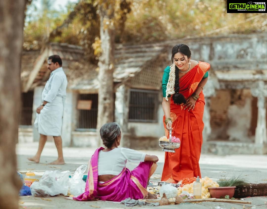 Lakshmi Priyaa Chandramouli Instagram - Enjoyed posing in this beautiful location for a lovely brand :) Shot by @jenson_16 for @va_di_vu MUA: @vadivucosmetics Production house: @filmbery_ #actorslife #photoshoot #traditional #vadivu #underthesun #temple #beautyintradition Chennai, India