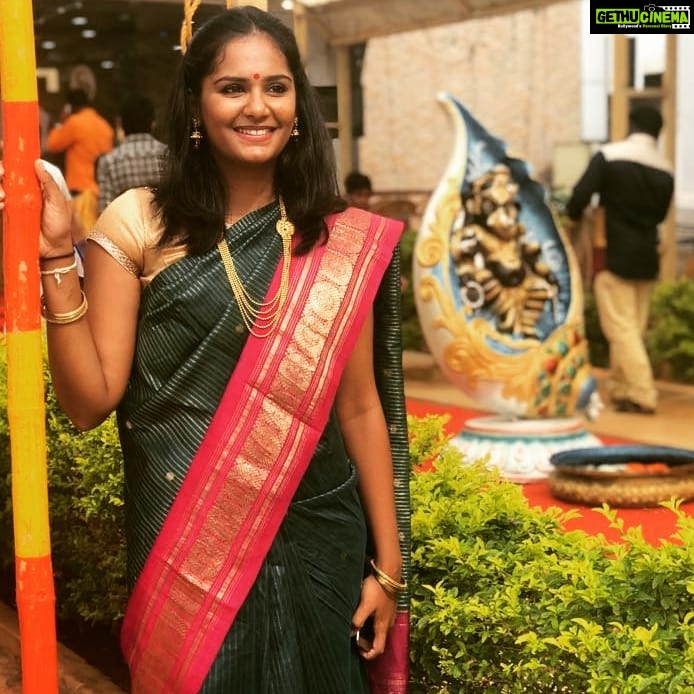 Lakshmi Priyaa Chandramouli Instagram - Every Saree has a story. So does this one. It's a 90's Kanjeevaram pattu owned by my aunt. So many memories of seeing her wear this at various happy events. Passed down to the next generation! Sarees, especially pattu sarees, never go out of style! #playingdressup #ooruvittuiooruvanthu #kalyanaminkaraikudi #kanjeevarampattu #pattusaree #bringingoutthemaamiinme #happytowearthis #elaisapaadu #sapaaduislife Karaikkudi, Tamil Nadu, India