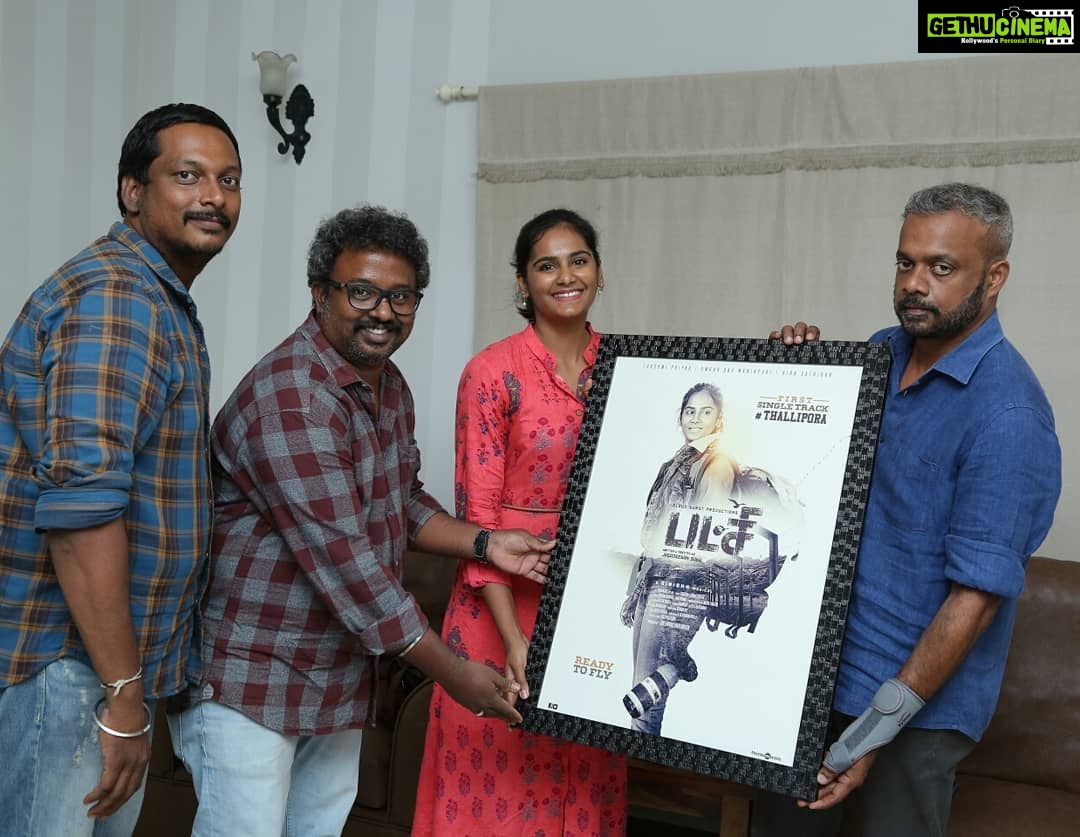 Lakshmi Priyaa Chandramouli Instagram - When @gauthamvasudevmenon was kind enough to spend time, watch our song, give feedback and release the song online for us :) He really liked the song btw! #Thallipora song from #Pakshi now available in all platforms.. ITunes, Wynk, Raaga, Gaana etc etc. Download, listen and enjoy! #nextfilm #kollywood #actorslife #peppysong #gauthamvasudevmenon #firstsingletrack #agirishmusical #loveit