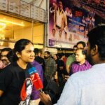 Lakshmi Priyaa Chandramouli Instagram – FDFS done right! Wearing the amaze Kaala tee by @fullyfilmy
#semmaweightunammakaalasaitu #Kaala #kaalaFDFS #4am #Mass #Thalaivar #excitementmax #helookslikeamillionbucks #whataman #superstar #superstarrajinikanth #fullyfilmy Rohini Silver Screens