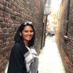 Lakshmi Priyaa Chandramouli Instagram - That's my 'I love exploring new places' face! I dont think we left even one alley in Victoria. Such beautiful shops hidden away in those beautiful little alleys and we found all of them 😀 #Victoria #suchalovelylittleplace #beautifulvictoria #Canada #travelstories #walkingallday #newponcho #nomakeup #beautifulspringday Fan Tan Alley