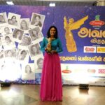 Lakshmi Priyaa Chandramouli Instagram - That's how I spent my evening today. Big thanks to Aval Vikatan for this recognition. First award, First stage, will always be special :) #AvalVikatanWomenAcheiversAwards #AvalVikatan #Firstaward #somanyachievers #soinspiring #sohumbling #justthebeginning #thankyouuniverse #longwaytogo Chennai Trade Centre