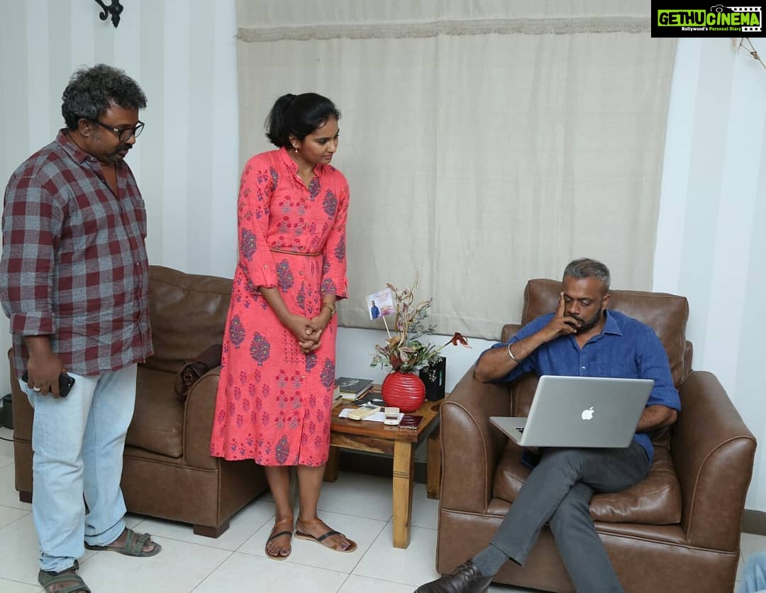 Lakshmi Priyaa Chandramouli Instagram - When @gauthamvasudevmenon was kind enough to spend time, watch our song, give feedback and release the song online for us :) He really liked the song btw! #Thallipora song from #Pakshi now available in all platforms.. ITunes, Wynk, Raaga, Gaana etc etc. Download, listen and enjoy! #nextfilm #kollywood #actorslife #peppysong #gauthamvasudevmenon #firstsingletrack #agirishmusical #loveit