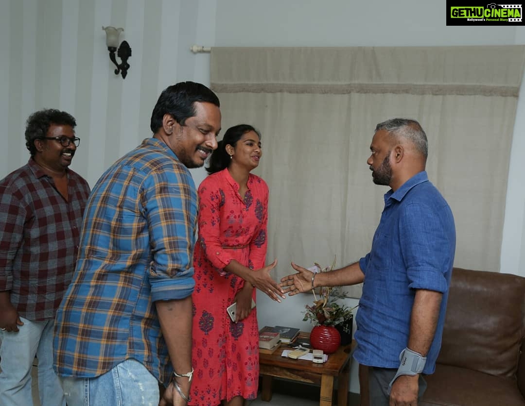 Lakshmi Priyaa Chandramouli Instagram - When @gauthamvasudevmenon was kind enough to spend time, watch our song, give feedback and release the song online for us :) He really liked the song btw! #Thallipora song from #Pakshi now available in all platforms.. ITunes, Wynk, Raaga, Gaana etc etc. Download, listen and enjoy! #nextfilm #kollywood #actorslife #peppysong #gauthamvasudevmenon #firstsingletrack #agirishmusical #loveit