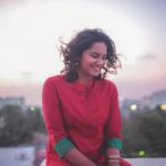 Lakshmi Priyaa Chandramouli Instagram - Evening sky with a blush :) Go out there and look up at the sky once in a while y'all! Photo by @shalinivijayakumar_ of @cameraderie.photography
