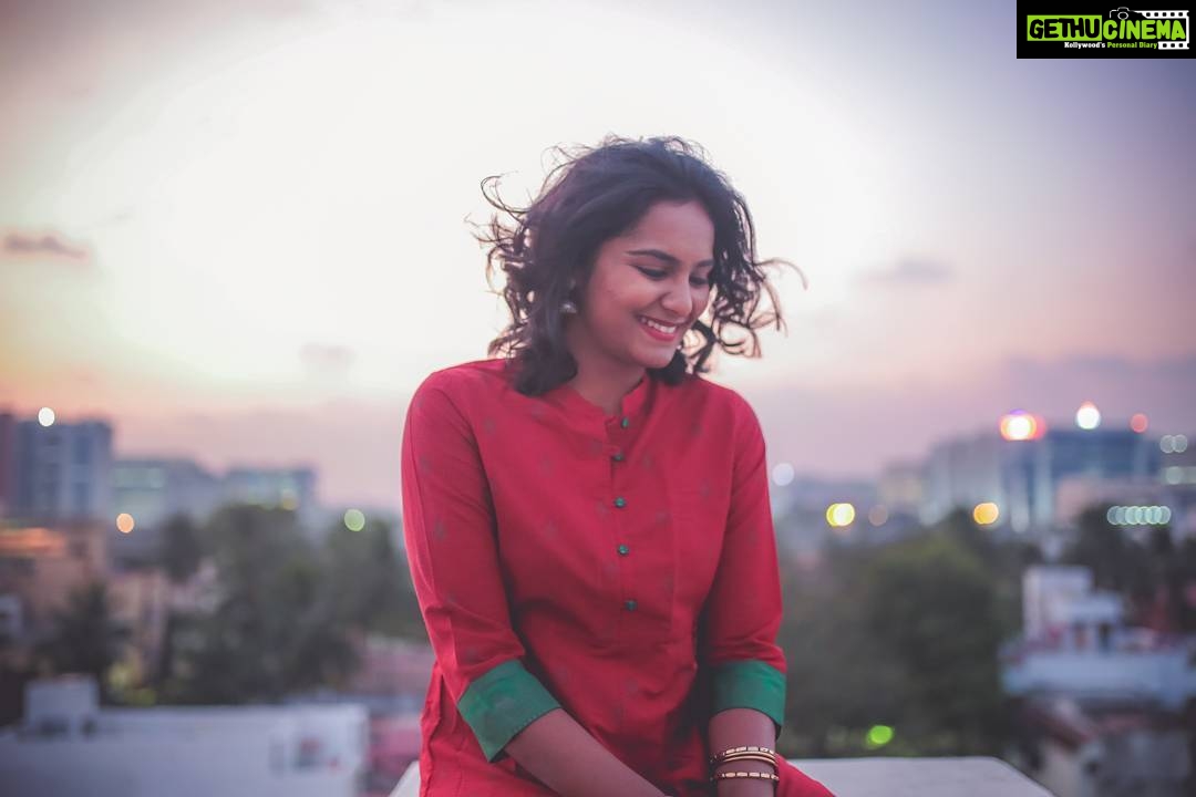 Lakshmi Priyaa Chandramouli Instagram - Evening sky with a blush :) Go out there and look up at the sky once in a while y'all! Photo by @shalinivijayakumar_ of @cameraderie.photography