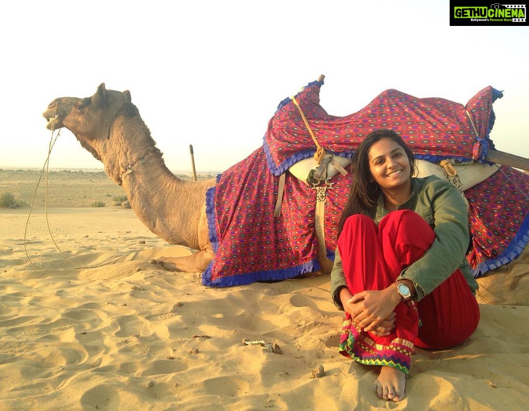 Lakshmi Priyaa Chandramouli Instagram - Incredible India indeed! Throwback to the time I made friends with Bubloo, the camel. #incredibleindia #thardesert #sanddunes #rajasthantourism #beingatouristinmyowncountry #somuchtoseesolittletime #decemberinthedesert #throwback #travel
