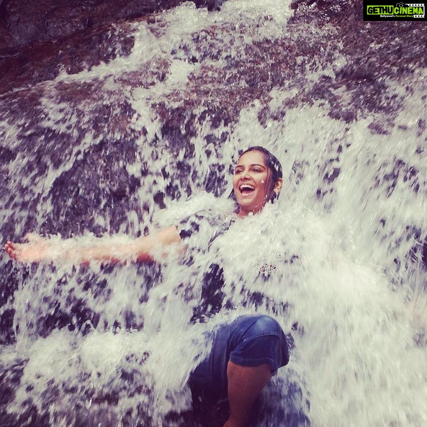 Lakshmi Priyaa Chandramouli Instagram - Wish 2018 brings all of you lots of moments of pure bliss and joy in life: ) Bring it on! Here's to a great great year ahead! Cheers! Happy 2018 y'all! #throwback #bliss #pureunadulteratedjoy #happynewyear #bringiton #2018