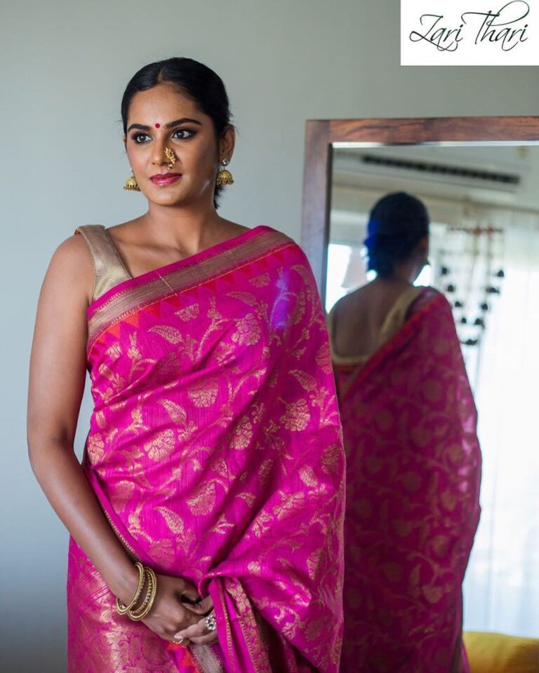 Lakshmi Priyaa Chandramouli Instagram - Felt beautiful to drape on this gorgeous saree for #ZariThari. Do check out this saree and more in their page @zarithari . Photo by @madwhotravels and @dramasawme and make up by @belle_makeover_services! #feelingbeautiful #sareeforthewin #sareeforsale #dollingup #traditional #maharashtriannath #dramasawme