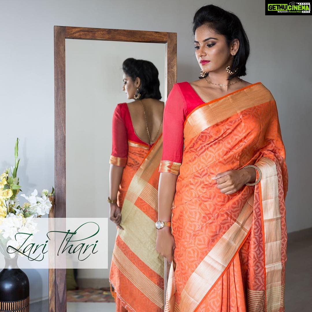 Lakshmi Priyaa Chandramouli Instagram - Showcasing one of the many beautiful sarees of @zarithari. Do check them out and their lovely collection. Shot by @dramasawme and make up, hair and styling by @belle_makeover_services. Very very talented bunch of women I must say :)