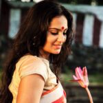 Lakshmi Priyaa Chandramouli Instagram - Throwback to this beautiful shoot we did for Thuhil Sarees. Such a nice temple tank :) photo by @koda #photoshoot #thuhilthendakshnow #sareeshoot #actorslife #beingsouthindian