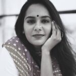 Lakshmi Priyaa Chandramouli Instagram - Looking right ahead at everything this life has to offer and practicing acceptance and gratitude everyday! :) 🧿 . 📸@anupamasindhia (Please excuse my edit Anu 🙏) 💄@priyadharshini.makeupartist . . #GratitudePost #Acceptance #FridayEveningVibes #LifeIsBeautiful #LakshmipriyaaChandramouli #ActorsLife #PhotoShoot #BlackandWhite #WorkInProgress #ExcitingTimesAhead #ThankYouUniverse