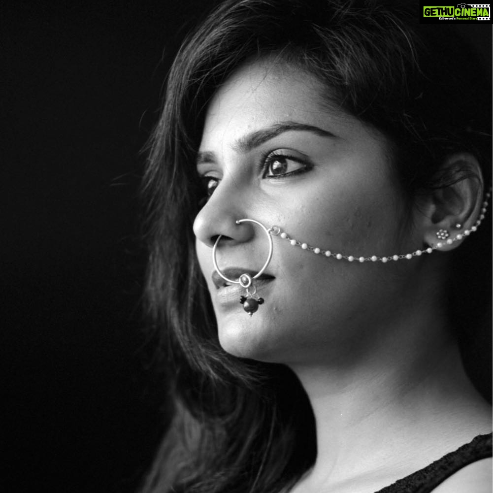 Lakshmi Priyaa Chandramouli Instagram - Rediscovering the magic of black & white and film!! Shot by the super cool @shashankjayaprasad Can't wait to shoot again :) #blackandwhite #kodak #filmroll #shashankthemagician #photoshoot #actorslife