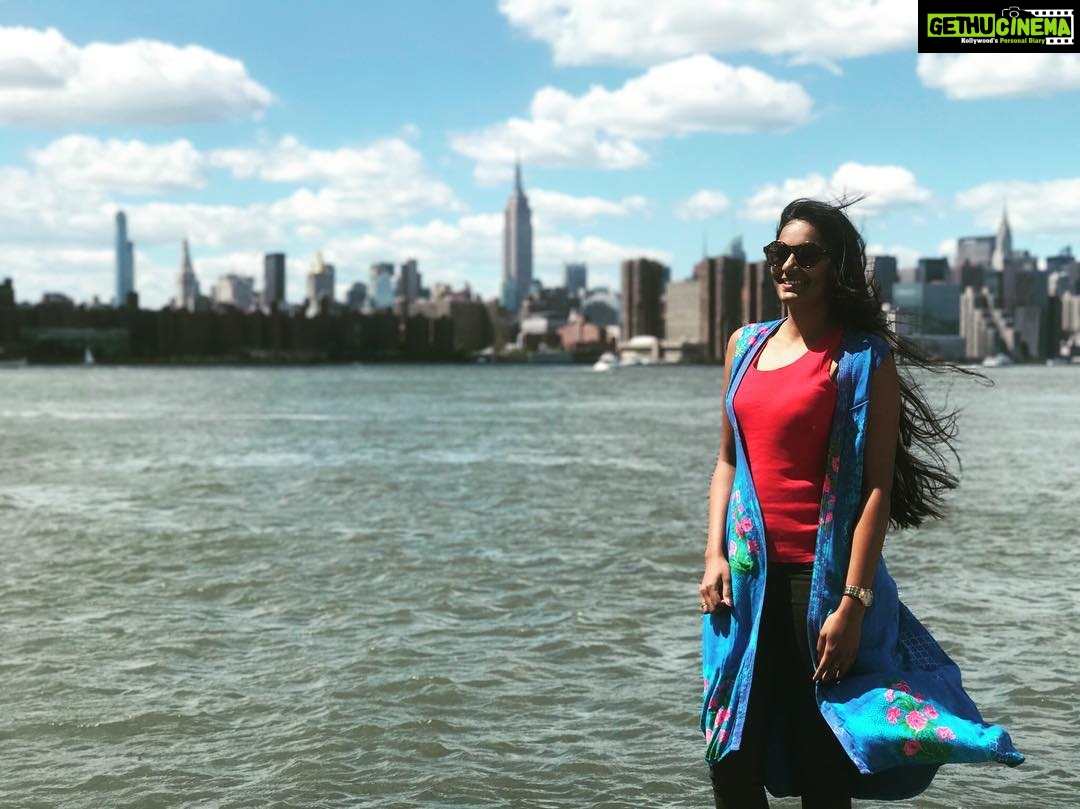Lakshmi Priyaa Chandramouli Instagram - Enjoying the skyline view by the Hudson River! #i❤️ny #manhattanskyline #hudsonbay #smorgasburg #thingstouristssay #perksofhavingsupertalentedfriends #muststoppostingskylinepictures Smorgasburg - East River Park