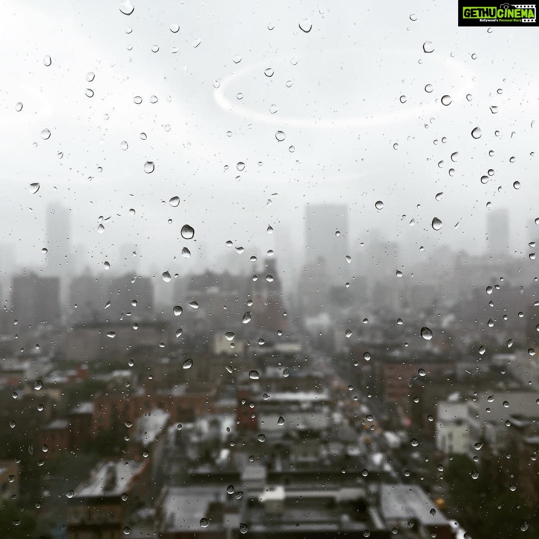 Lakshmi Priyaa Chandramouli Instagram - A rainy day in New York! #i❤️ny #rainyday #cityneverstopsforanything #crawlupinbedwithabookkindaday #whereismymolagabajji Manhattan, New York