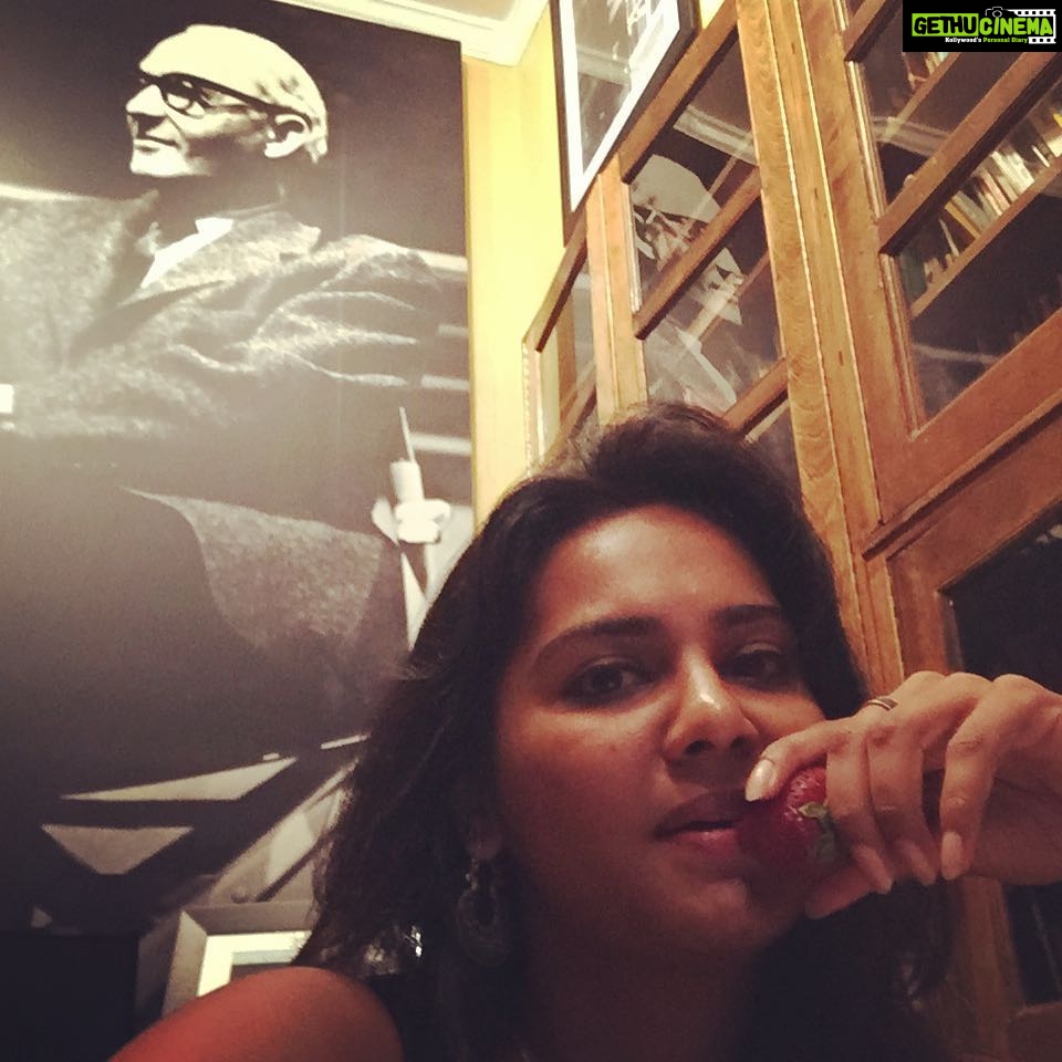 Lakshmi Priyaa Chandramouli Instagram - Eating strawberries, watching lectures and chilling with Mr. Strasberg!! #studentlife #leestrasberginstitute #strawberrylove #i❤️ny #learningnewthings #actingschool #becomingabetteractor The Lee Strasberg Theatre & Film Institute - New York