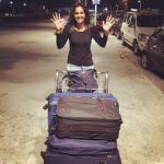 Lakshmi Priyaa Chandramouli Instagram – My bags are packed, I’m ready to go! #imleavingonajetplane #i❤️ny #Johndenver #EnakkumOruEnglishPaattuTheriyum #EscapingAgniNakshatram #Excitedmuch #StudyTrip #willbebacksoonenough