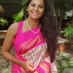 Lakshmi Priyaa Chandramouli Instagram - அனைவருக்கும் என் இனிய தீபாவளி நல்வாழ்த்துக்கள்! 😀🙏 #HappyDeepavali #FestivalMorning #Nomakeup #JustAHappySmile #Gratitude #ThalaiDeepavali #FamilyTime #LetsEatEverythingPossible #SweetsTime #DeathBySweets #Wishes #Blessings #solomanpapaiya #JustDeepavaliThings