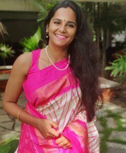 Lakshmi Priyaa Chandramouli Instagram - அனைவருக்கும் என் இனிய தீபாவளி நல்வாழ்த்துக்கள்! 😀🙏
#HappyDeepavali #FestivalMorning #Nomakeup #JustAHappySmile #Gratitude #ThalaiDeepavali #FamilyTime #LetsEatEverythingPossible #SweetsTime #DeathBySweets #Wishes #Blessings #solomanpapaiya #JustDeepavaliThings