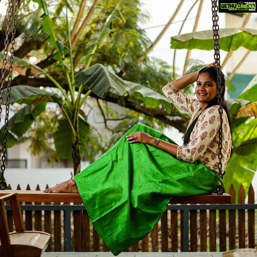 Lakshmi Priyaa Chandramouli Instagram - How about Monday morning greens instead of blues? Have a great week y'all! May all the things you've been working towards happen this week 🤗 📸 @pausemomentphotography #AnotherWorkWeekBegins #MondayMorning #WorkMode #SmallNewBeginnings #Gratitude #BeThankfulForTheJob #WorkingHard #WorkingSmart #HappyMornings #Focus #GoGreen #WhatsThePointOfHashtags