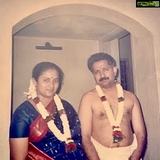 Lakshmy Ramakrishnan Instagram - 2004, august 22nd , on the day of ‘Grihapravesham’ of our villa in Coimbatore and after 2 years I did my debut in #Chakkaramuthu , age, and looks didn’t matter , willingness to experiment, work hard and preparedness to fail did the trick, I guess❤️ I was going thru menopause, and had severe joint pain, my weight added to it, my mood swings were in the worst form, but the creativity around me excited me and I got involved . Very important to keep the fire on guys, otherwise once the children are on their own , the vacuum shatters us.