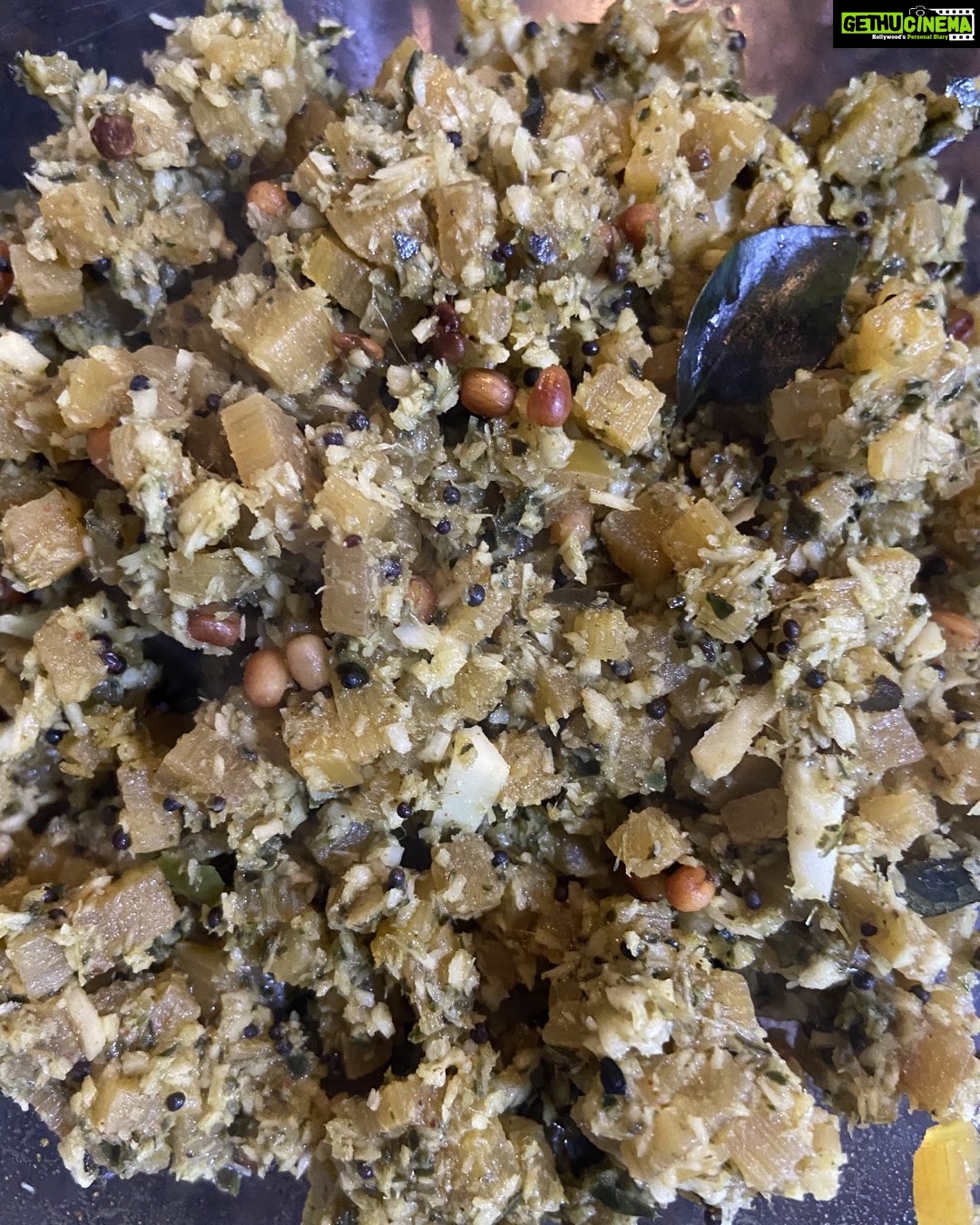 Lakshmy Ramakrishnan Instagram - Plantain stem and curry leaves poriyal😍 I like to experiment with healthy, simple and innovative combos 😍
