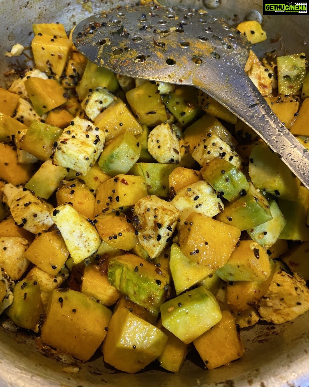 Lakshmy Ramakrishnan Instagram - Fusion cooking; Yellow Pumpkin, Paneer and Black Jeera sauté❤️